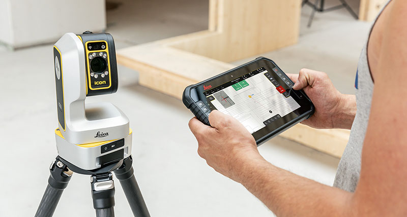 Leica iCON iCS50 con tableta negra configurado para documentar mediciones para la plantilla digital de una encimera de cocina.